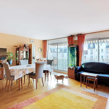 Apt With Balcony Overlooking The Eiffel Tower *